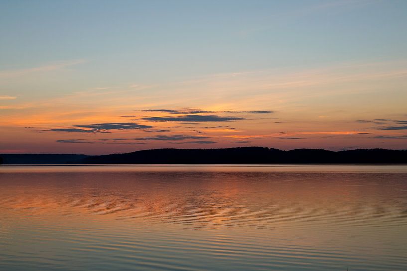 Coucher de soleil sur un lac en Suède, photographie de voyage. par Eyesmile Photography