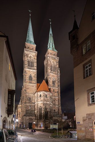 St. Sebaldus kerk in Nurenberg, Duitland, laat in de avond