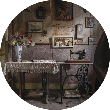 Hal van een verlaten huisje.