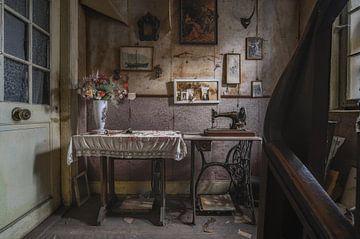 Hausflur eines verlassenen Hauses. von Wim van de Water
