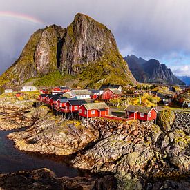 Regenbogen über dem Fischerdorf Hamnoy auf den Lofoten, Norwegen von Achim Thomae Photography
