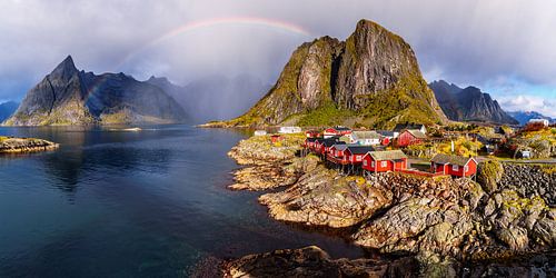 Regenbogen über dem Fischerdorf Hamnoy auf den Lofoten, Norwegen von Achim Thomae Photography