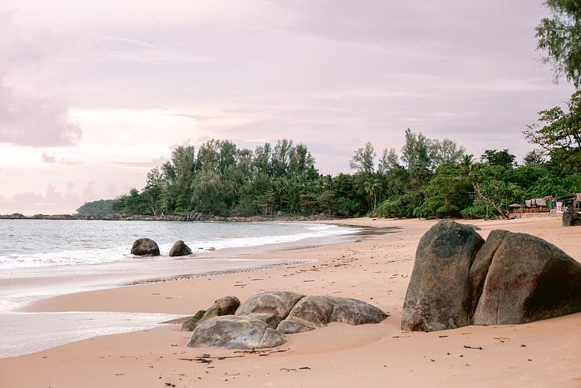 Zonsondergang, op het strand in Thailand met palmbomen van Lindy Schenk-Smit