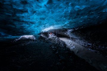 Prachtige ijsgrot in Vatnajokull - IJsland van Roy Poots