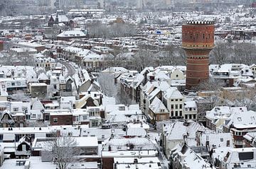 Schneebedecktes Utrecht Nord mit Wasserturm von Merijn van der Vliet