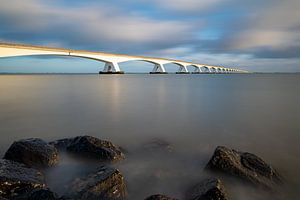 Zeeland-Brücke mit Felsen