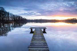 Steg bei Sonnenuntergang (Niederlande) von Marcel Kerdijk
