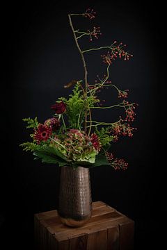 Stilleven bloemen in een vaas "Autumn Gold" van Marjolein van Middelkoop