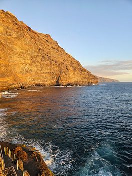 Ein Bild von Bergen und Meer: Ein Naturschauspiel der Extraklasse