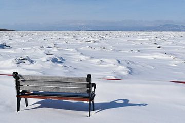 Eine Bank am Flussufer im Winter von Claude Laprise