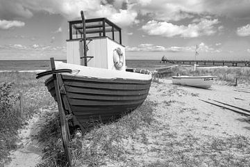 Bateaux de pêche sur la plage de Zingst (Darß / Fischland) en noir et blanc sur t.ART