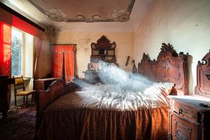 Verlassenes Schlafzimmer voller Staub.
