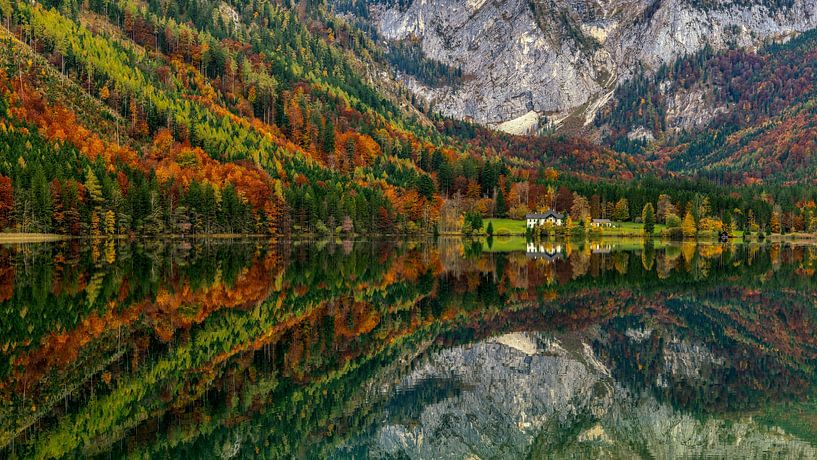 Betoverende Herfst aan de Oever van Langbathsee van Teun Ruijters