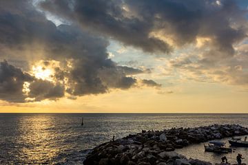 Zonsondergang over de haven van Riomaggiore van Mark Scholten