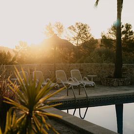 Dromerige zonsopgang op Mallorca bij het zwembad met palmboom van Photo Atelier