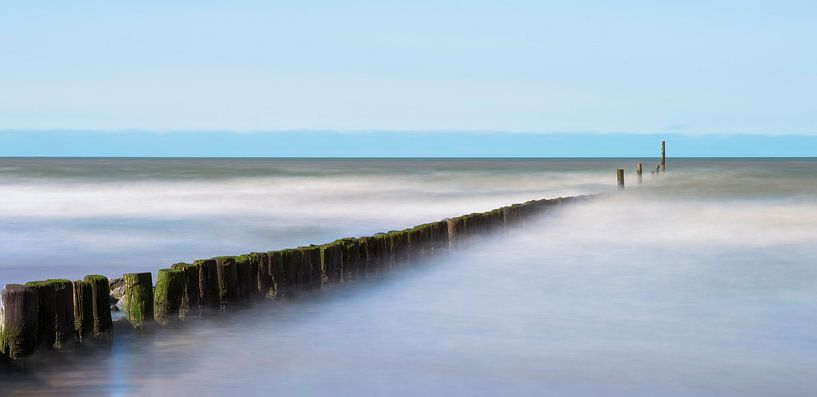 Poteaux de plage dans le surf à Zeeland. par Ellen Driesse