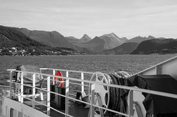 Zicht op de bergen van het Romsdal vanaf de veerboot naar Solsnes