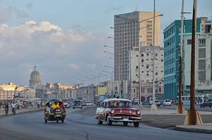 Oldtimers op de boulevard van Havana,Cuba.