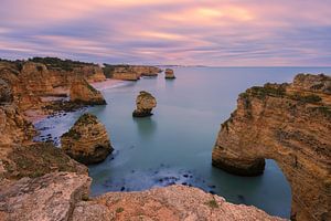 Sonnenaufgang am Praia da Marinha an der Algarve, Portugal