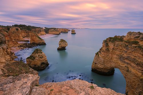 Zonsopkomst bij Praia da Marinha in de Algarve, Portugal
