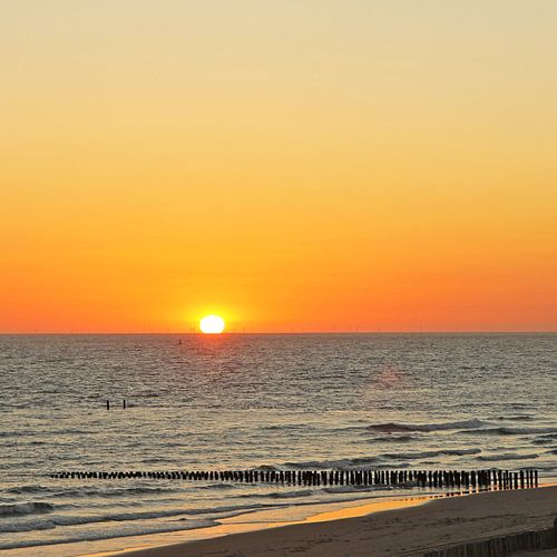 Zonsondergang boven zee