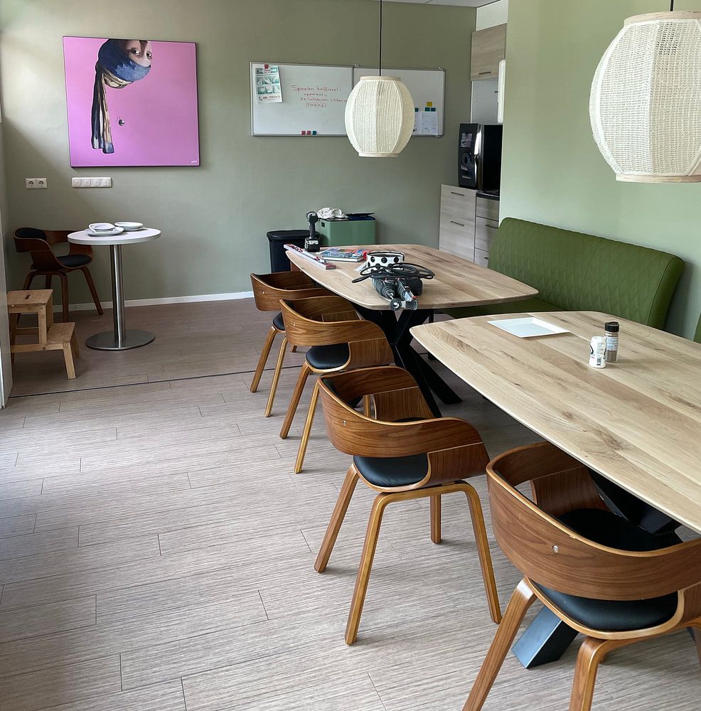 Vermeer Meisje met de Parel Ondersteboven - popart roze  van Miauw webshop 