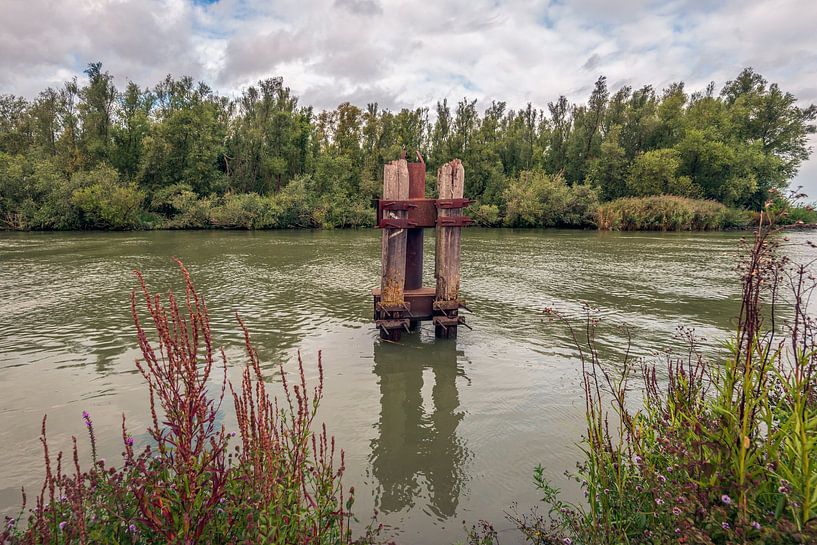 Alter Unterstand in der Bucht von River Noord von Ruud Morijn