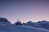 Bruder Klaus Kapelle im Dämmerungslicht auf dem Riffelberg Zermatt im Winter von Martin Steiner Miniaturansicht