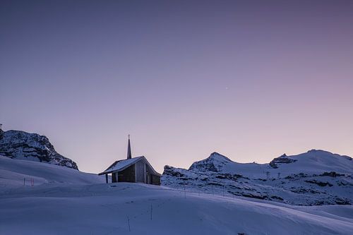 Bruder Klaus Kapelle im Dämmerungslicht auf dem Riffelberg Zermatt im Winter