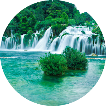 Heldere waterval in Krka, Kroatie van Sara de Leede