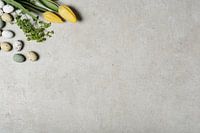 Gele tulpen en decoratieve eieren