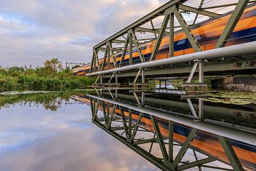 Reflectie treinbrug de Kethel. van delkimdave Van Haren