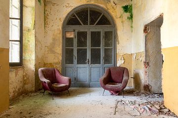 Stühle in einem Flur. von Roman Robroek – Fotos verlassener Gebäude