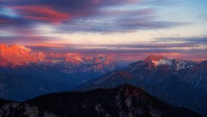 Spektakuläres Alpenglühen über der Zugspitzregion – ein kraftvolles und emotionales Bergfoto, das die Magie des Sonnenuntergangs in den Alpen einfangen.