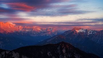Spectaculaire alpenglans boven de Zugspitze - een krachtige en emotionele bergfoto die de magie van de zonsondergang in de Alpen vastlegt.