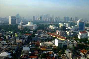 Jakarta skyline van Ed Terbak