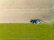 Tractor maakt de grond klaar voor het planten van gewassen van bovenaf gezien van Sjoerd van der Wal Fotografie thumbnail