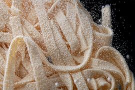 Nudeln kochen im Wasser von Ulrike Leone