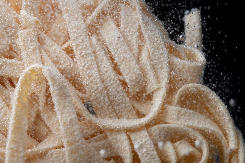 Cook pasta in water by Ulrike Leone