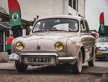 Un classique intemporel : la Renault Dauphine dans une ambiance nostalgique