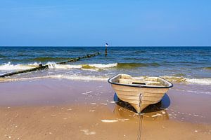 Fischerboot und Buhne am Strand von Bansin auf der Insel Usedom