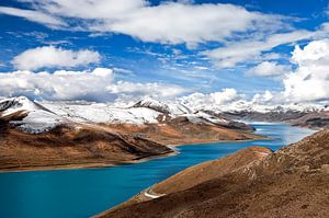 Yamdrok meer in Tibet van Jan van Reij