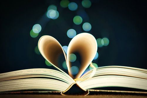 Hartpagina's in een boek met lichte stippen