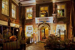 Restaurant in Veere, schön beleuchtet an einem regnerischen Abend