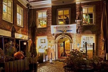 Restaurant in Veere, sfeervol verlicht tijdens een regenachtige avond van Gert van Santen