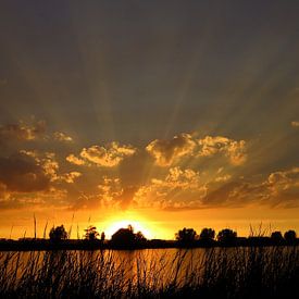 Zonsondergang rottemeren / Crespucular rays at sunset van G. de Wit