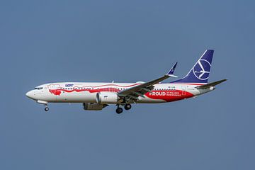 LOT Boeing 737-8 Max met speciale livery.
