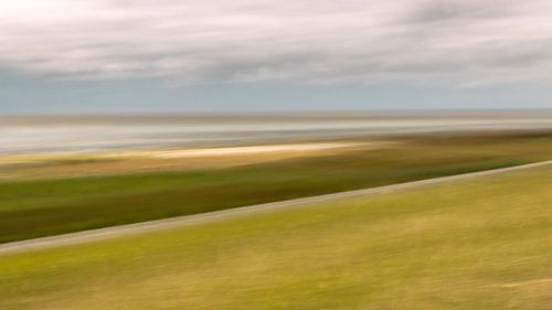 Weidse blik op de dijk in Duitsland