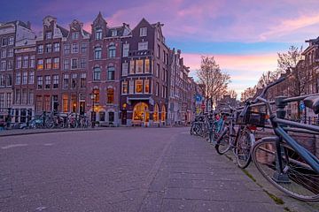 Stadsgezicht van Amsterdam in Nederland bij avond aan de Singel van Eye on You