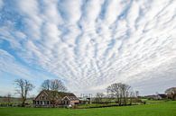 Schöne Wolken über traditionellem Bauernhof von Rob IJsselstein Miniaturansicht